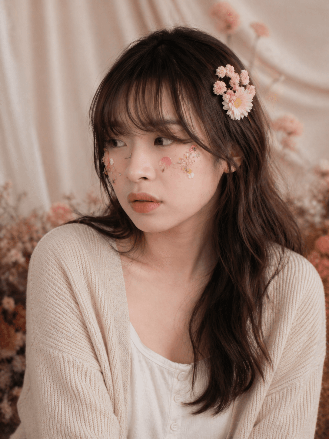 꽃 장식이 있는 부드러운 콘셉트 프로필