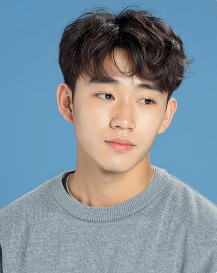 하늘색 배경 앞의 남성 프로필 사진