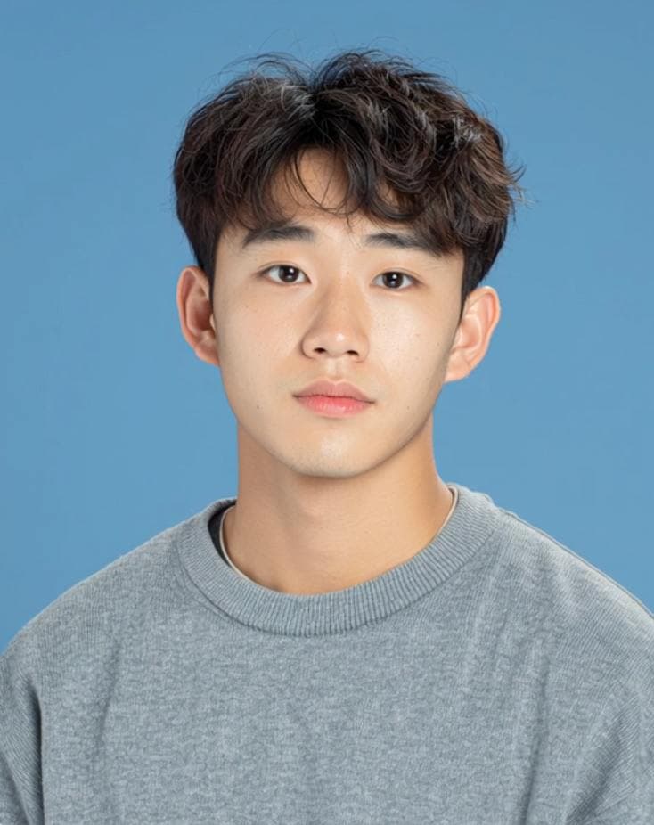 하늘색 배경 앞의 증명 프로필 사진