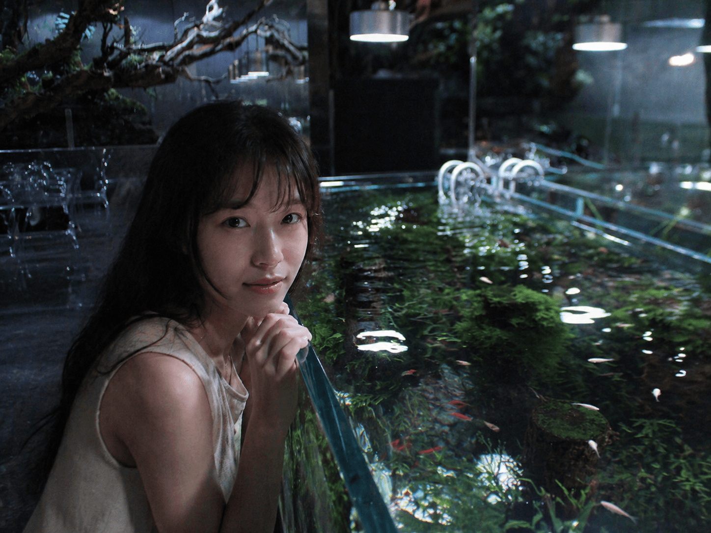 수조 조명 앞에서 촬영한 포트레이트