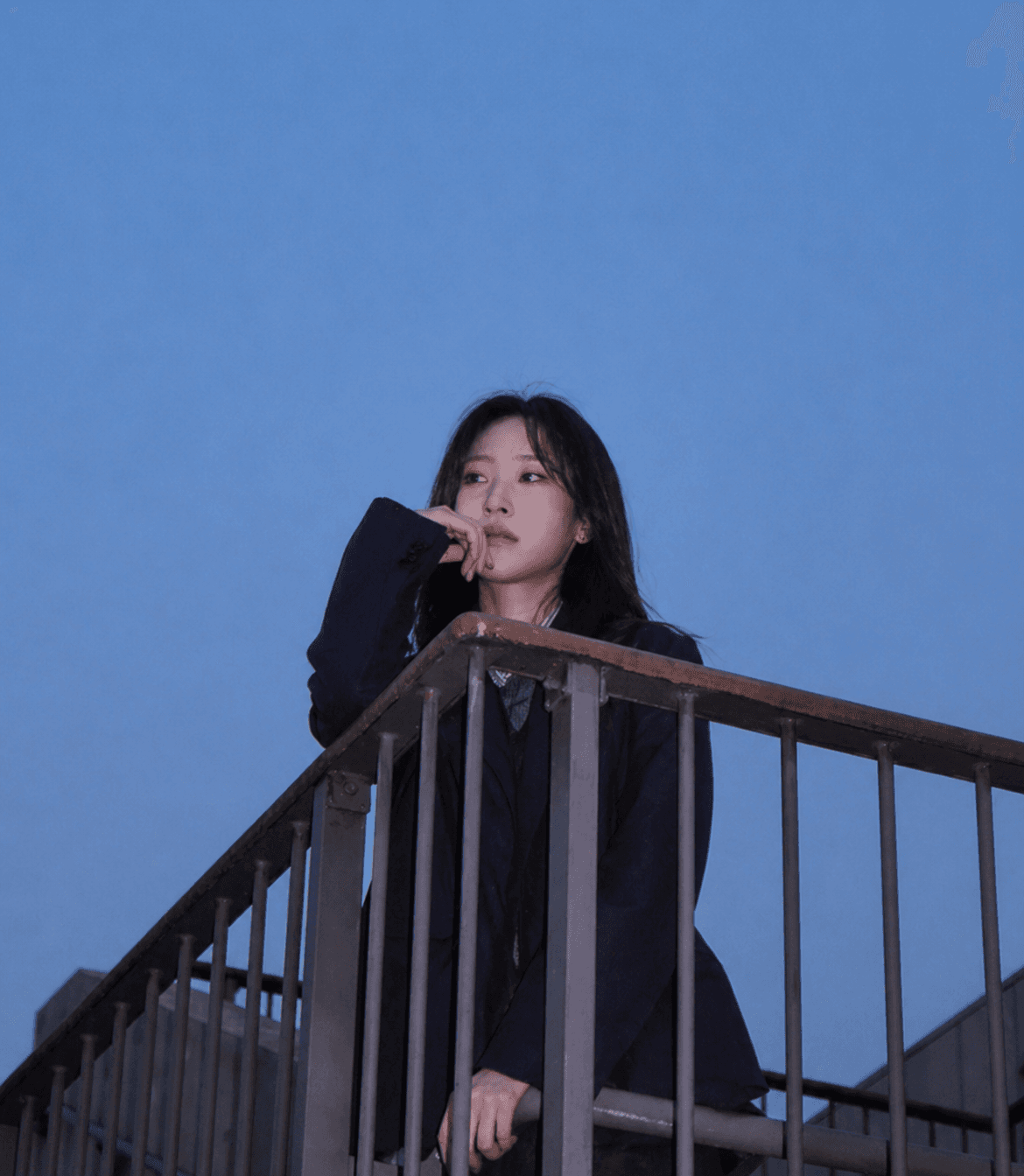 푸른 시간대의 난간 앞 야외 스냅