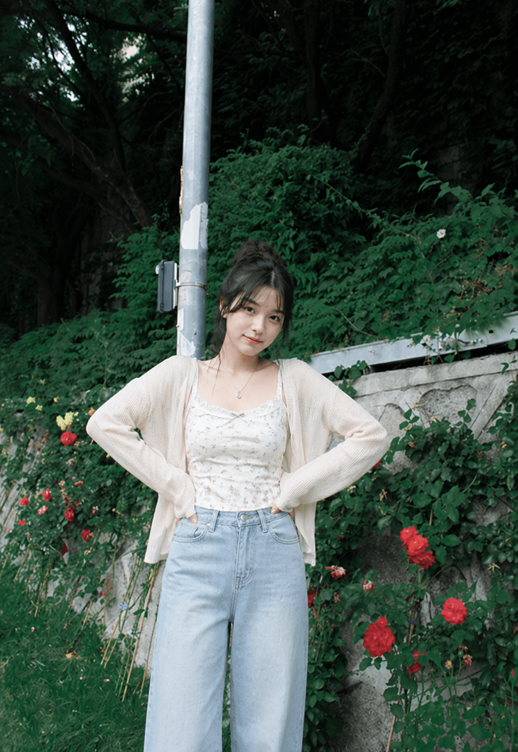 정원 앞에서 촬영한 자연스러운 스냅