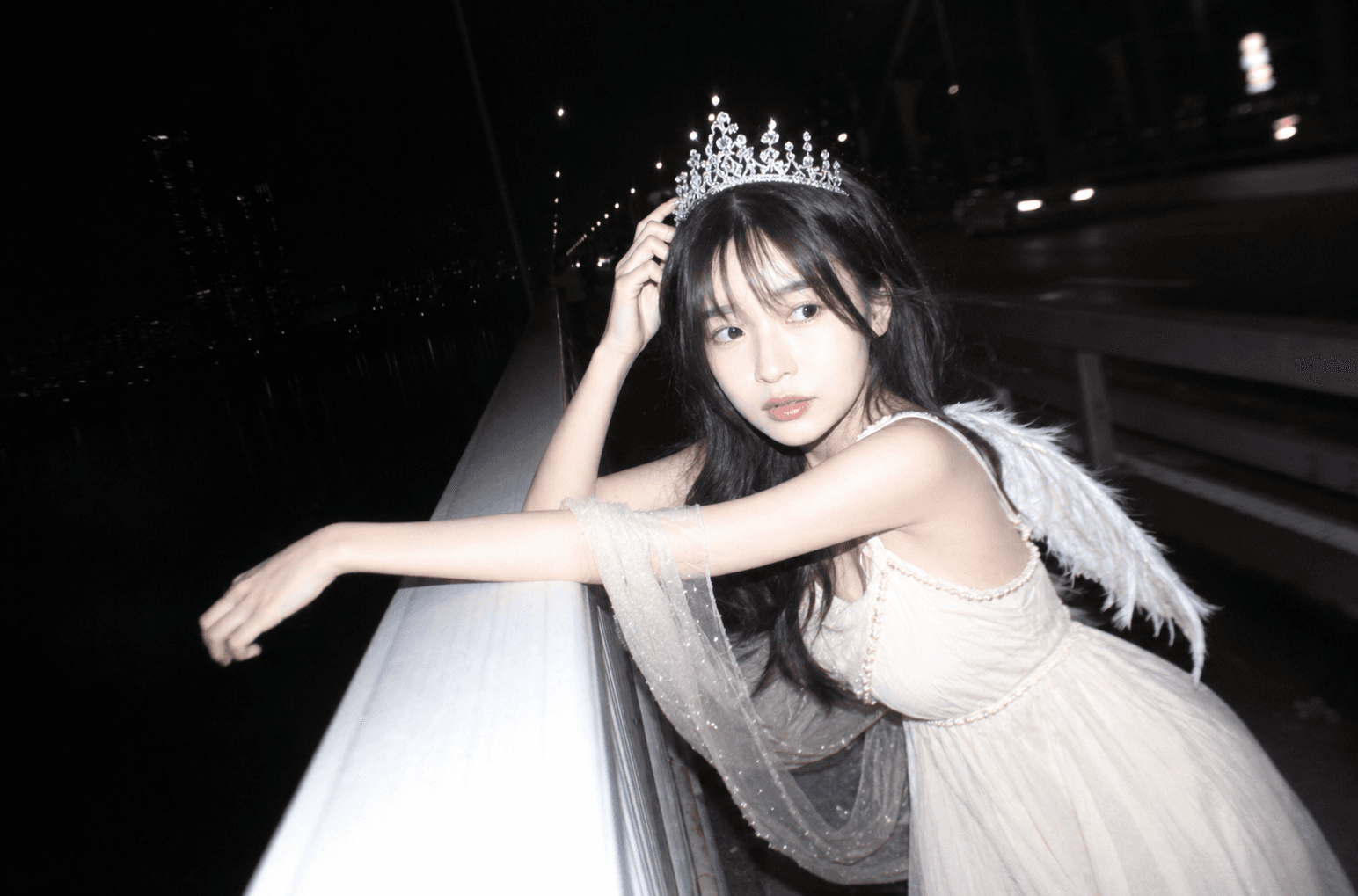 밤 야외에서 왕관과 날개를 활용한 콘셉트 스냅