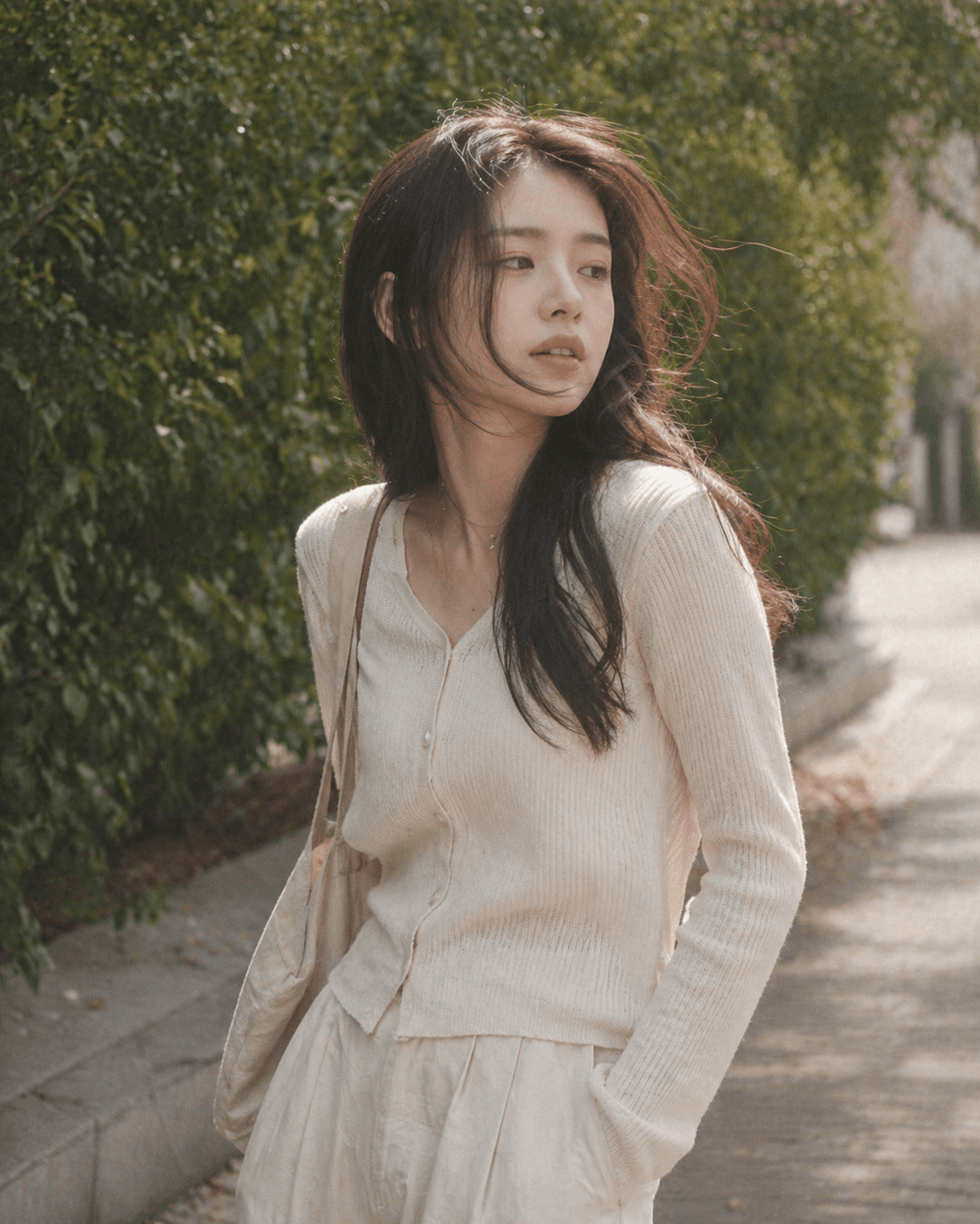 햇빛이 드는 길에서 촬영한 야외 스냅